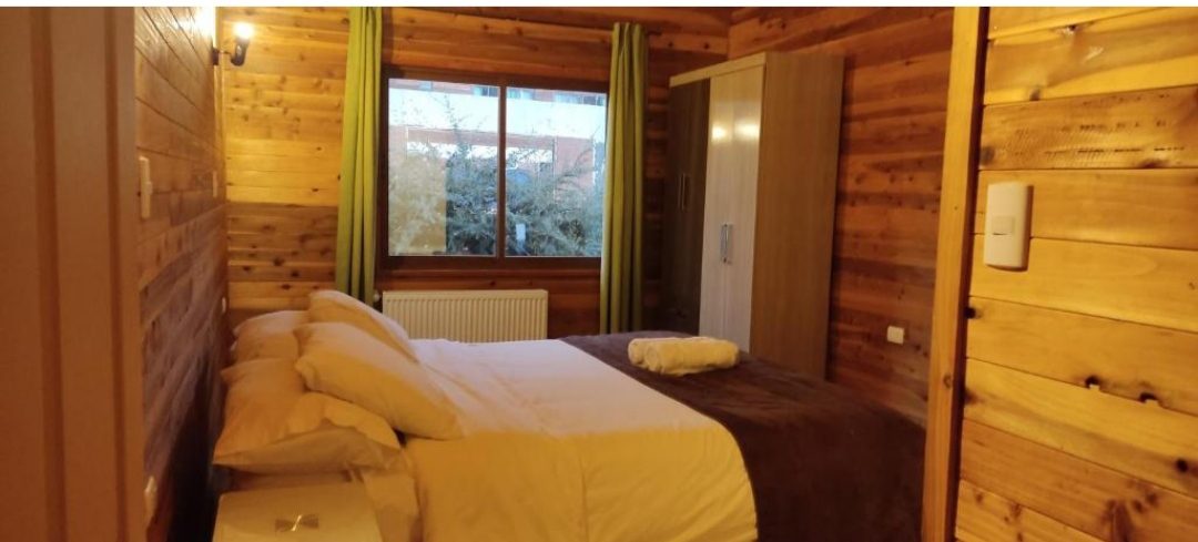 Habitación con cama, ventana y clóset
